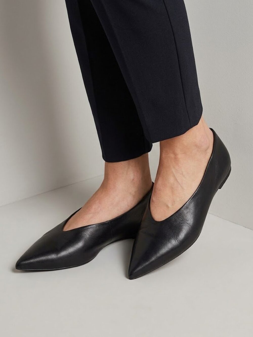 Steve Madden Black Leather Pointed Toe High Vamp Glove Flats Size 7.5M